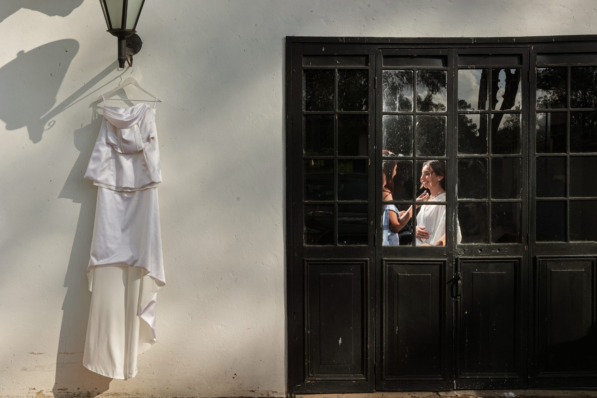 Novia junto a grandes ventanales en una finca de bodas de lujo
