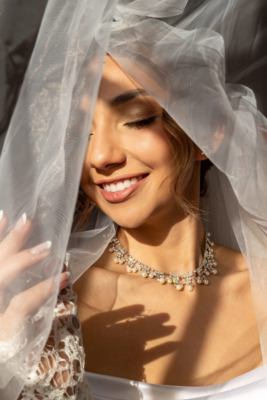 Retrato de novia con velo y joyas, fotografía de boda de autor