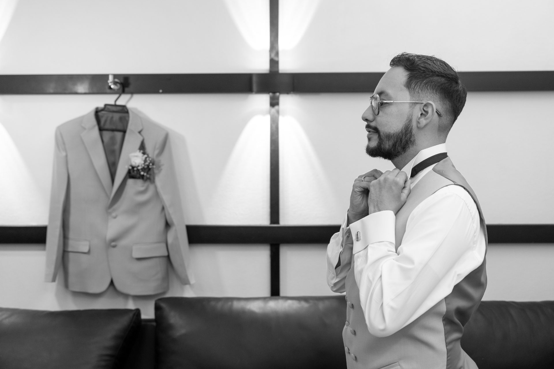 Preparativos del novio en blanco y negro, fotografía editorial de boda